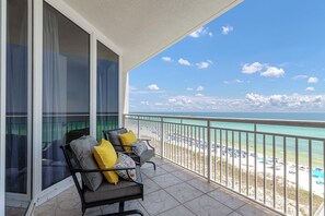 Een balkon met uitzicht op het strand en de oceaan.