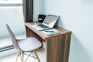 Kamar Twin Standar | Meja kerja, ruang kerja ramah laptop, Wi-Fi gratis, dan seprai linen