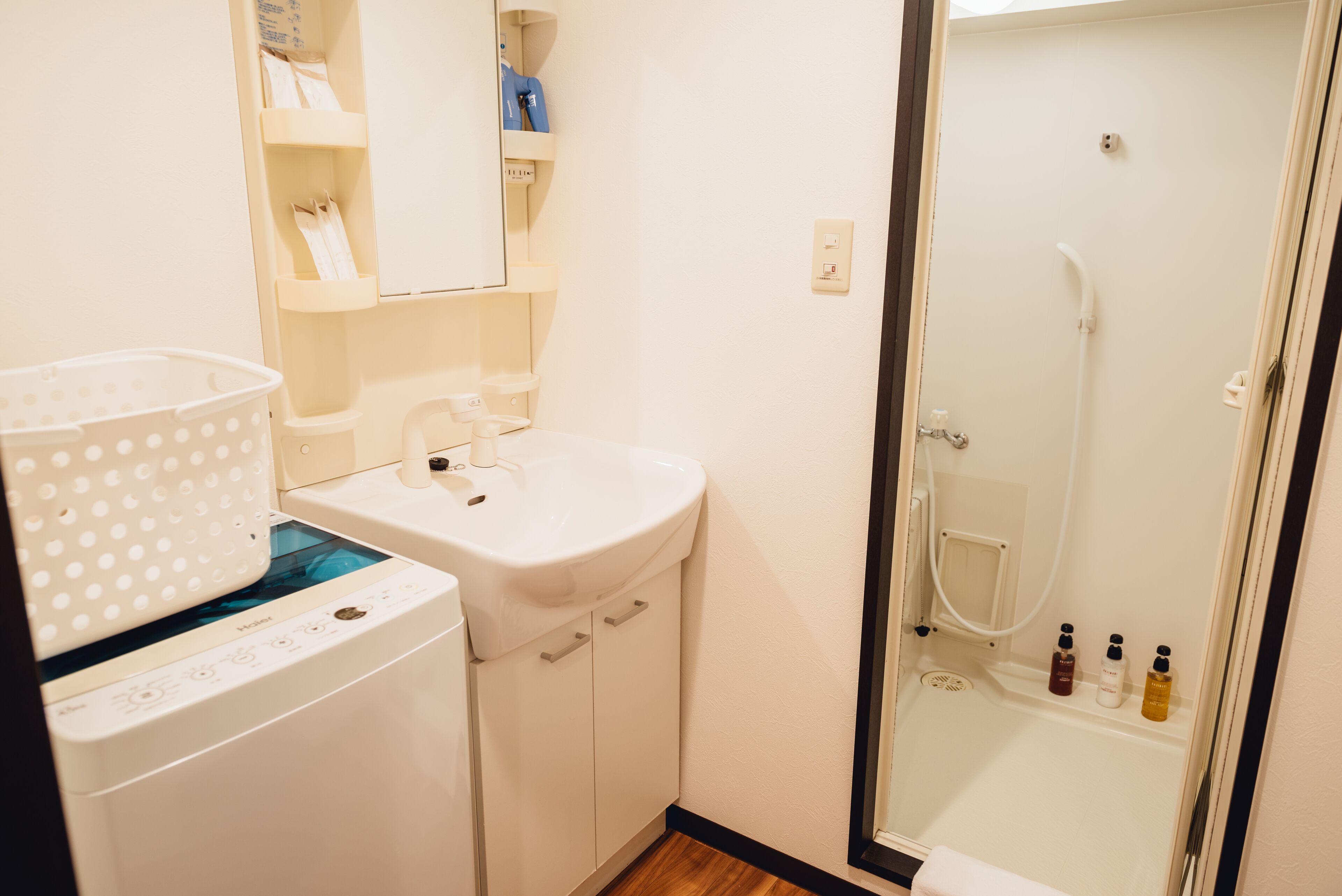 個別の浴槽とシャワー、バスアメニティ (無料)、ヘアドライヤー、スリッパ
