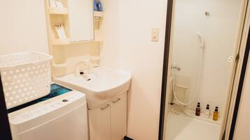 個別の浴槽とシャワー、バスアメニティ (無料)、ヘアドライヤー、スリッパ