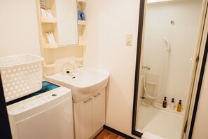 Badewanne und Dusche (separat), kostenlose Toilettenartikel