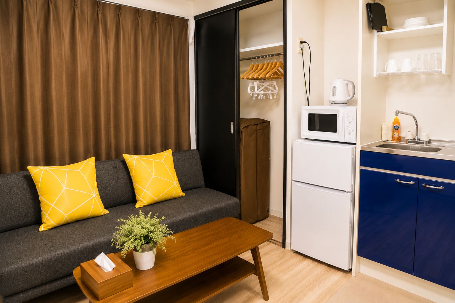 Standard Double Room, 1 Double Bed with Sofa bed | Private kitchen | Fridge, microwave, stovetop, cookware/dishes/utensils