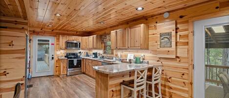 Een koelkast, een magnetron, een oven, een vaatwasser