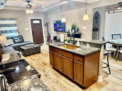 Friendly Alamodome House 7guests 3 Broom 2 bath , walking distance to downtown