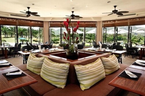 Rent luxuriously condo direct on the golf course.