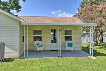 Deltaville Vacation Rental | 1BR | 1BA | 750 Sq Ft | 1 Step to Enter