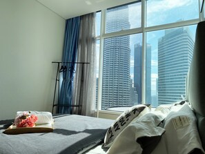 Cortinas blackout, tabla de planchar con plancha y wifi gratis 