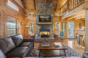 Smart TV, fireplace, books - Outdoor Fireplace, Privacy, Mtn Views, Hot Tub, WiFi, Dog Friendly 🐶 (Sevierville)