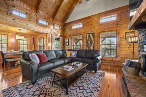 Smart TV, fireplace, books - Outdoor Fireplace, Privacy, Mtn Views, Hot Tub, WiFi, Dog Friendly 🐶 (Sevierville)