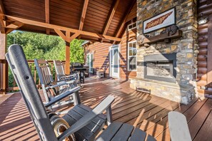 Terrace/patio - Outdoor Fireplace, Privacy, Mtn Views, Hot Tub, WiFi, Dog Friendly đ¶ (Sevierville)