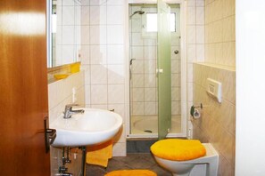 Ein Badezimmer mit Waschbecken, Toilette und Dusche.