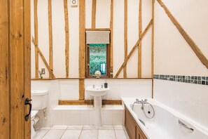Bathtub, hair dryer, towels - The Canterbury Barn by Bloom Stays - large barn sleeping up to 20. Ideal for hen parties (Canterbury,)