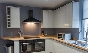 Kühlschrank, Mikrowelle, Ofen, Geschirrspüler