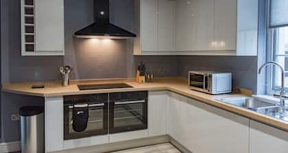 Customs House by Bloom Stays, Large house for family groups of up to 20
