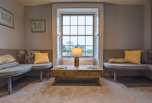 Customs House by Bloom Stays, Large house for family groups of up to 20