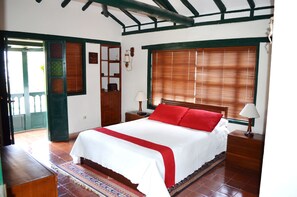 7 chambres, fer et planche à repasser, Wi-Fi, draps fournis