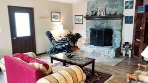 TV, fireplace - A_mountain_mist (Luray)