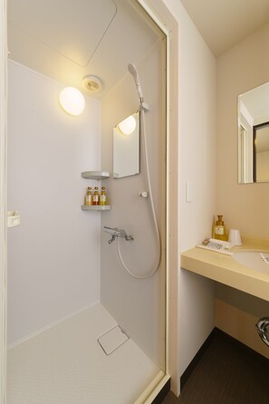 Regadera, amenidades de baño gratuitas, secadora de cabello, pantuflas