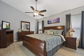 4 bedrooms, iron/ironing board, travel cot, WiFi - Themed 4BR house, pool, game room, 10 min Disney (Kissimmee)