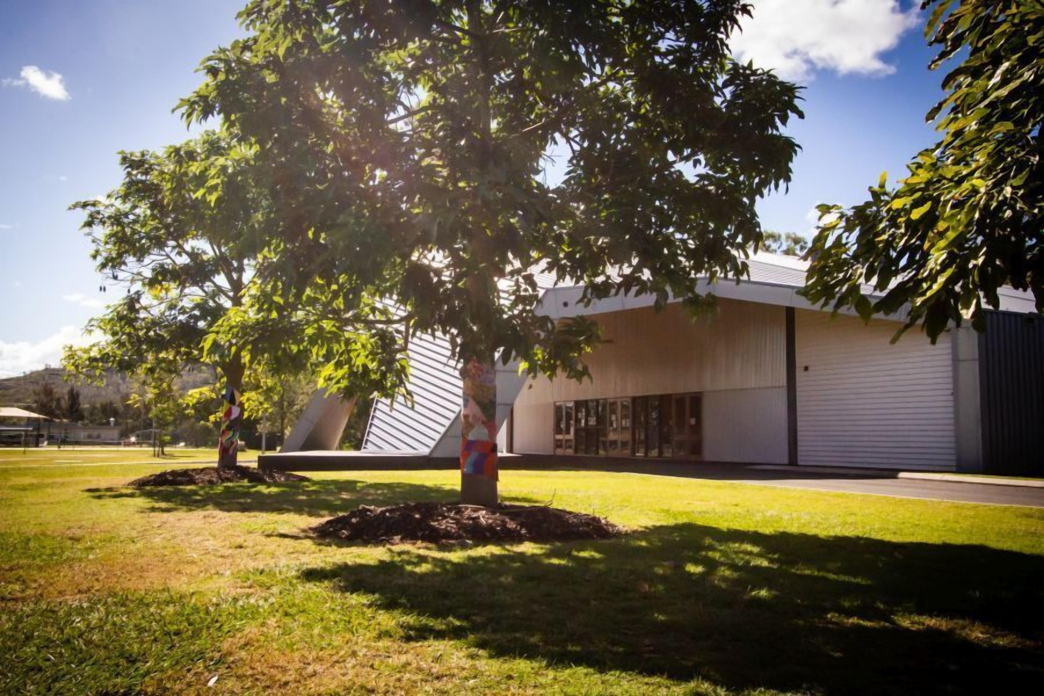 Un bâtiment moderne doté d’un toit plat et de grandes fenêtres.