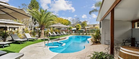 2 piscinas externas, funciona das 10h às 18h, guarda-sóis