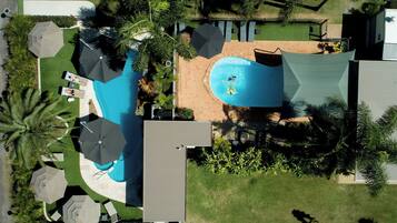 2 piscines extérieures, piscine chauffée, parasols de plage
