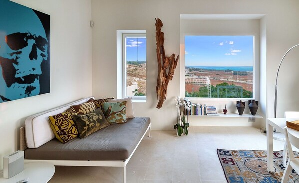 Smart TV, books, stereo