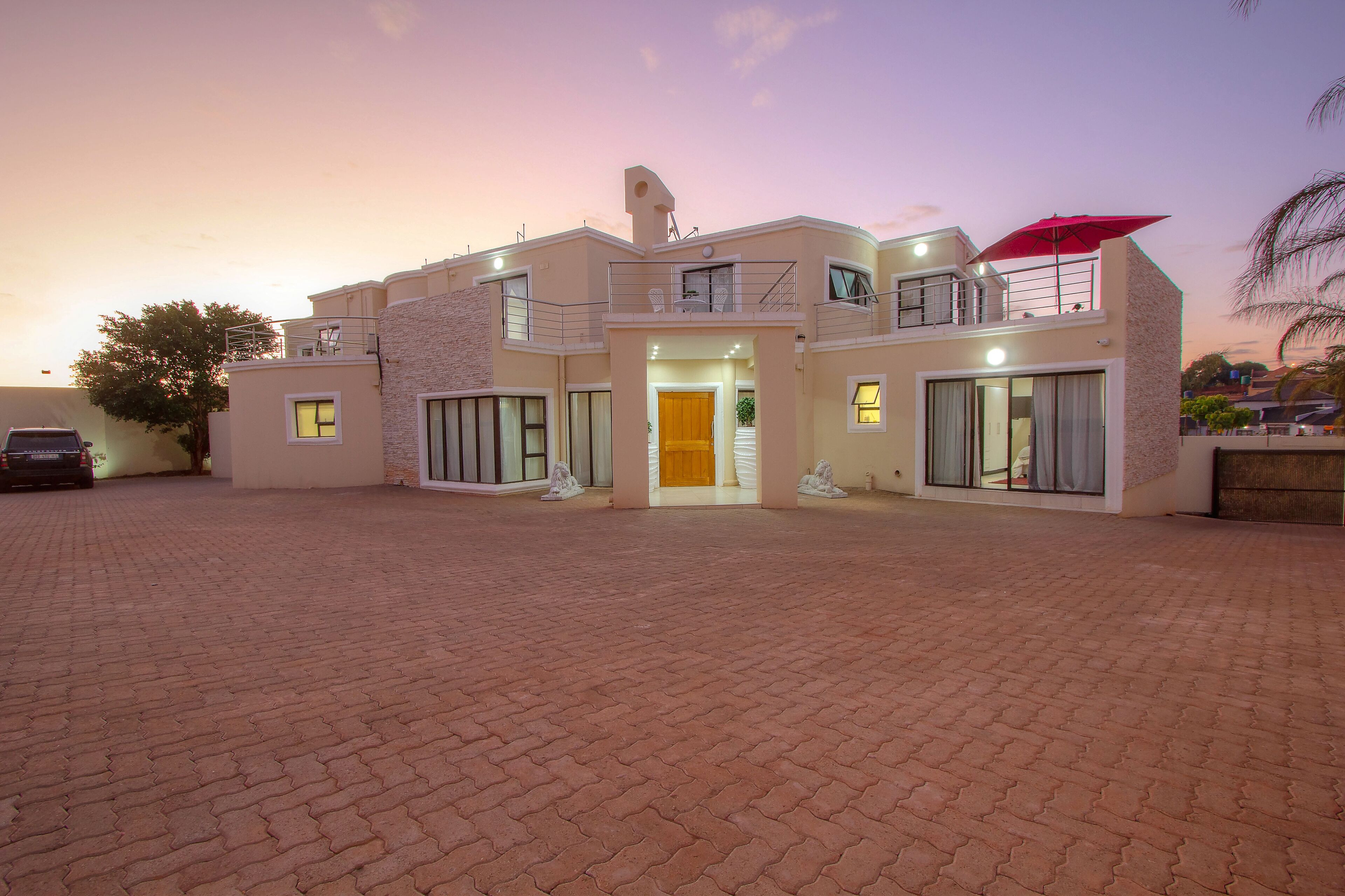 숙박 시설 정면 - 저녁/밤