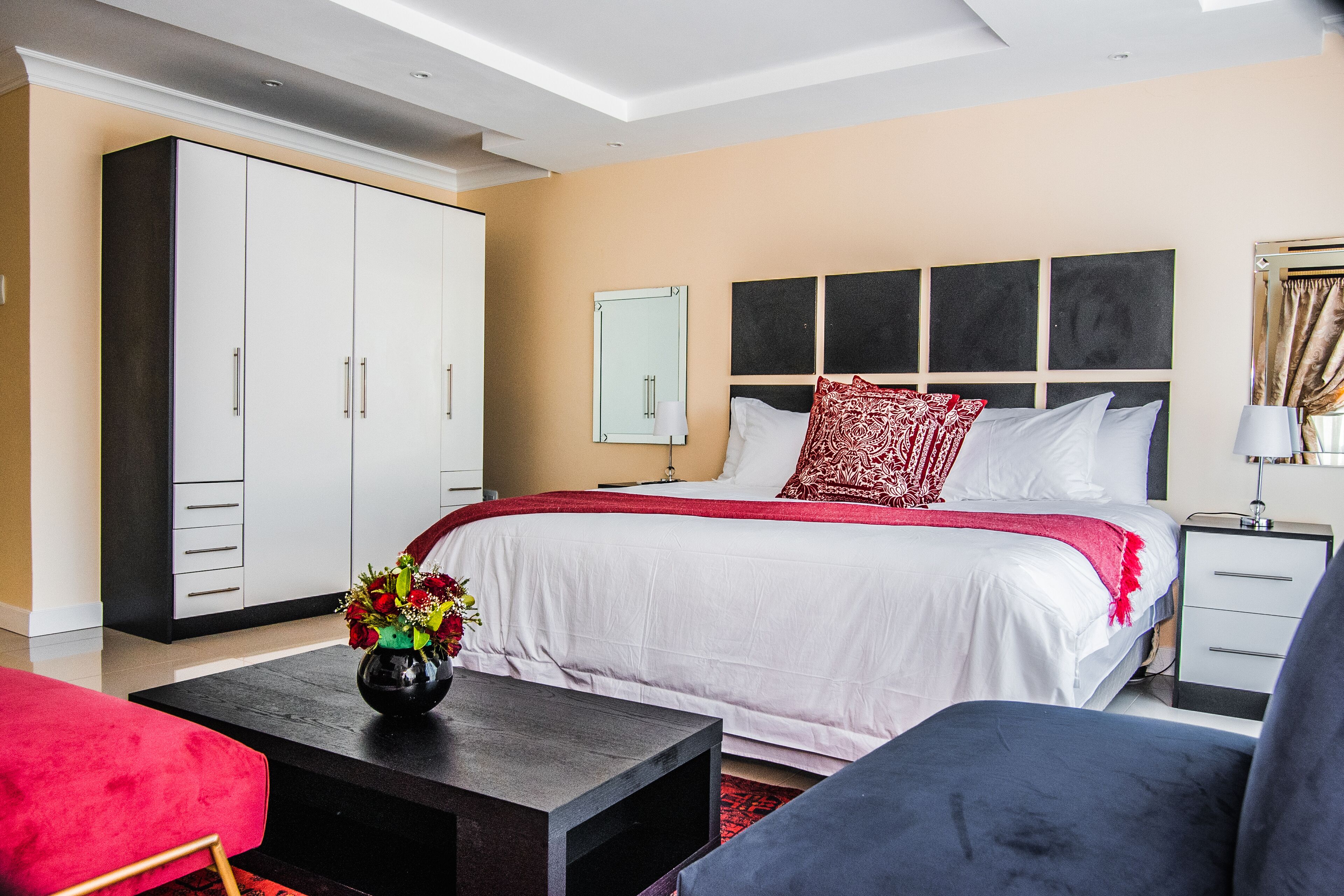 Presidentiële studio suite | Een minibar, individueel gedecoreerd, een bureau, een laptopwerkplek