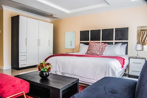 Minibar, individually decorated, desk, laptop workspace - Royal Hills Lodge and Spa (Thohoyandou)