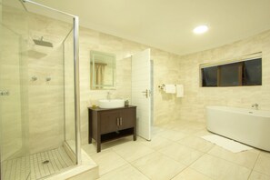 Presidentiële studio suite | Badkamer | Een douche, handdoeken