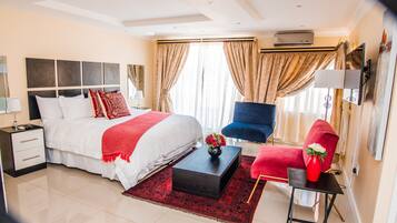 Presidential Studio Suite | Minibar, individually decorated, desk, laptop workspace