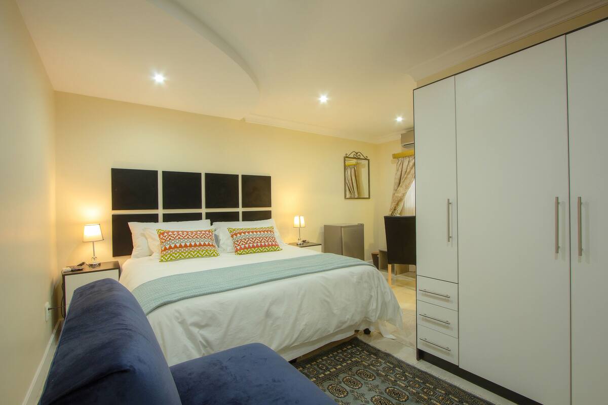 Minibar, desk, laptop workspace, free WiFi