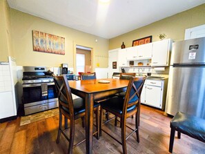 Een koelkast, een microgolfoven, een oven, een kookplaat