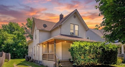 Large Cleveland Getaway, 5 Beds, Near Beach & City