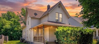 Large Cleveland Getaway, 5 Beds, Near Beach & City