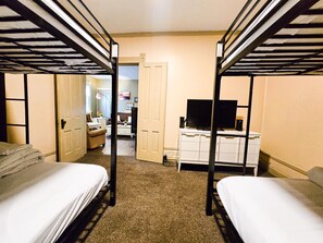 3 makuuhuonetta, työpöytä, silitysrauta/-lauta, ilmainen Wi-Fi