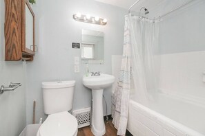 Suihkun ja ammeen yhdistelmä, hiustenkuivaaja, pyyhkeet, saippua