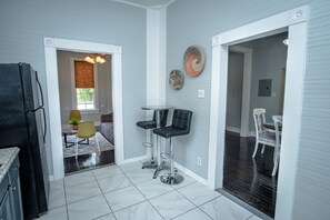 Apartment (2 Bedrooms) | Eigene Küche | Kühlschrank, Mikrowelle, Ofen, Herdplatte