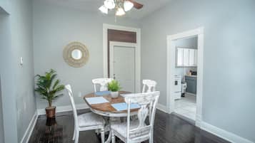 Apartamento (2 Bedrooms) | Servicio de comidas en la habitación