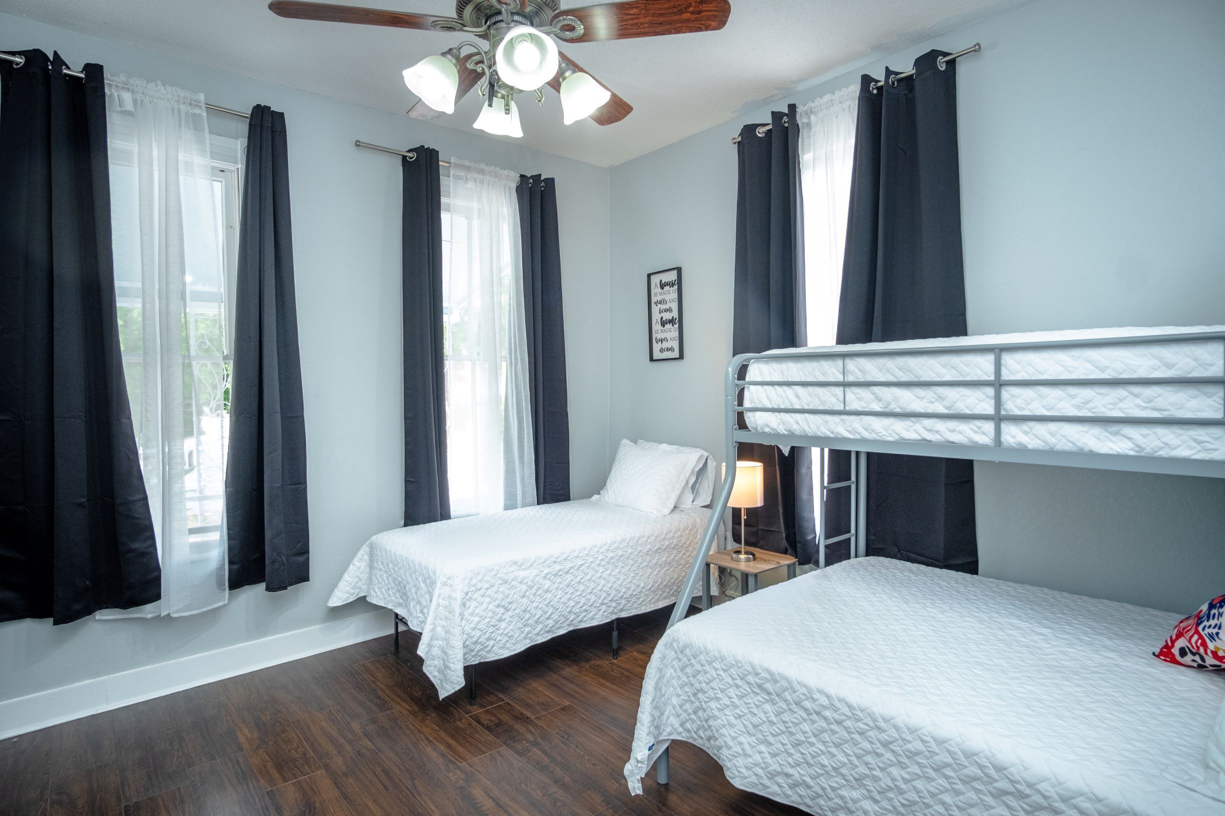 2 phòng ngủ, khu vực làm việc phù hợp cho laptop 