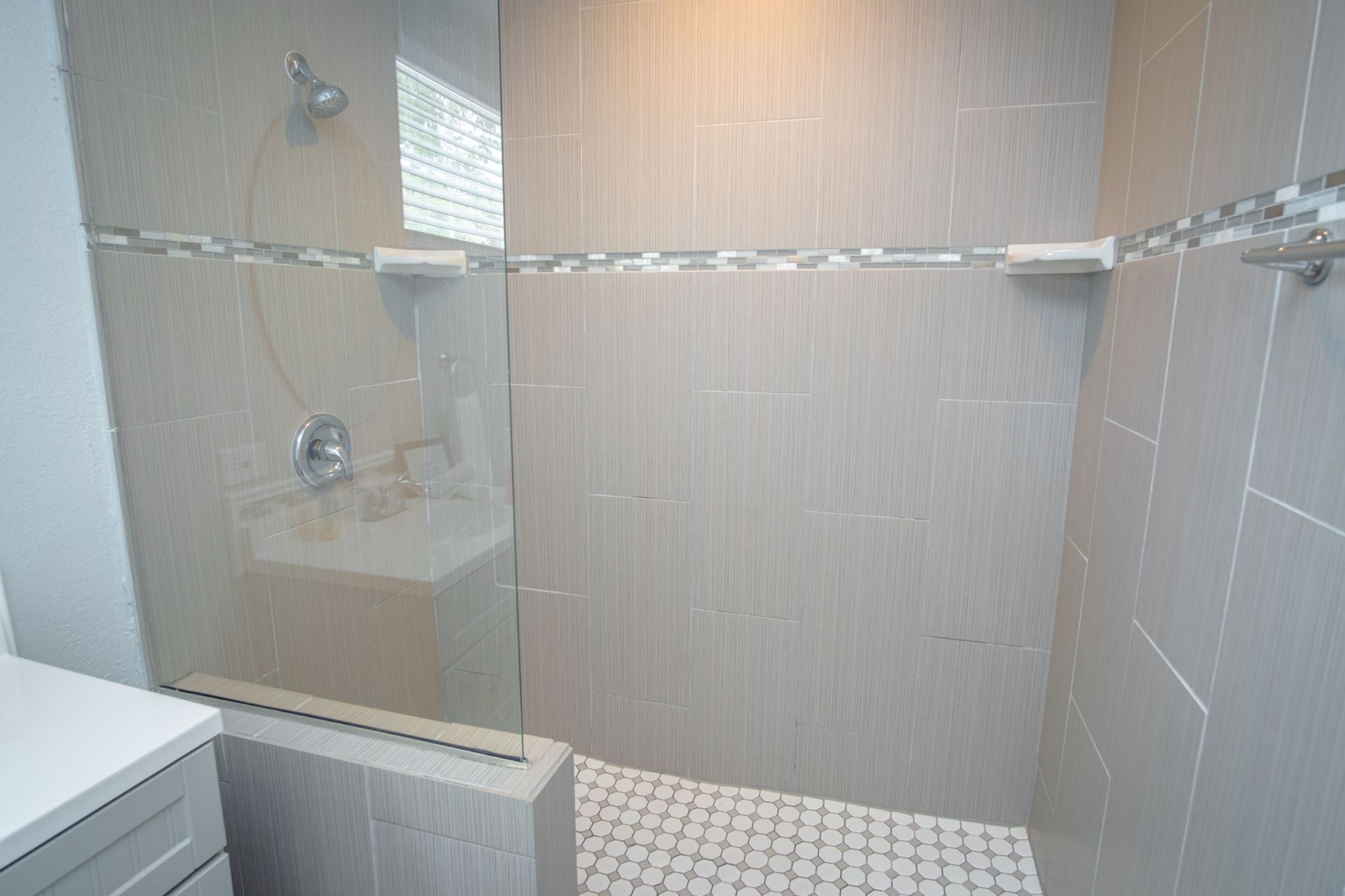 Apartment (2 Bedrooms) | Bathroom | Shower, rainfall showerhead, bidet, towels