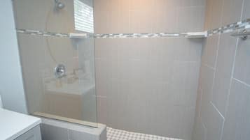 Apartamento (2 Bedrooms) | Banheiro | Chuveiro, chuveiro com efeito de chuva, bidê, toalhas de banho