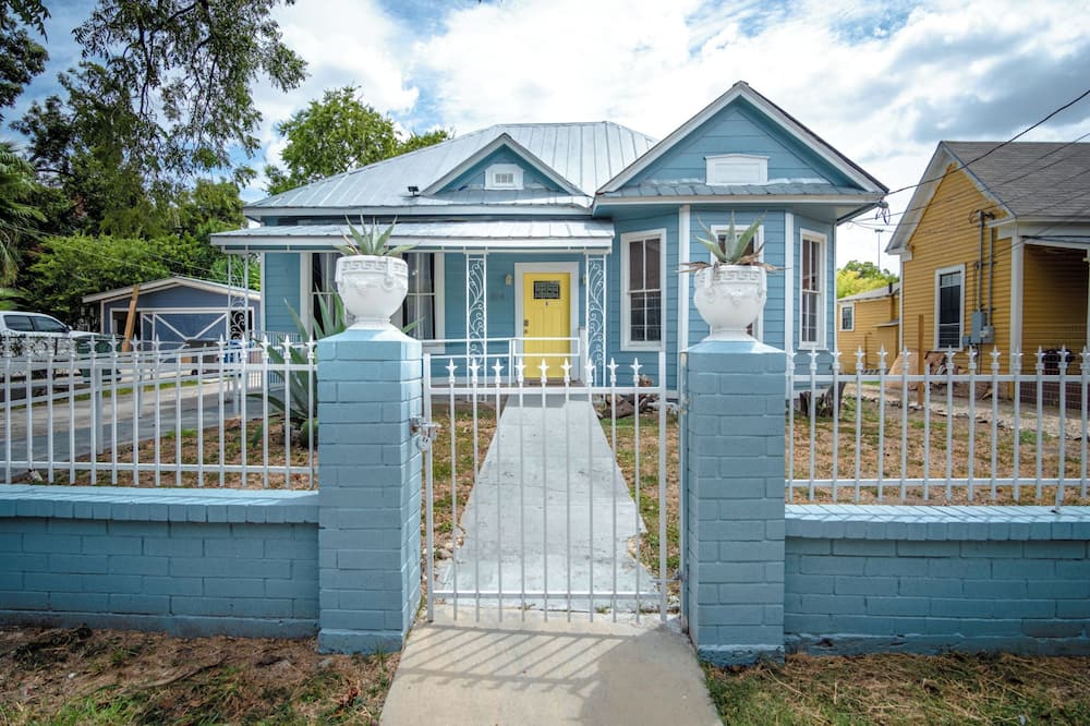 Stunning 2br/1ba Historic Pad Few Steps Downtown