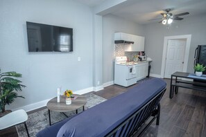 Appartement (1 Bedroom) | Coin séjour | Télévision de 50 pouces avec chaînes par satellite