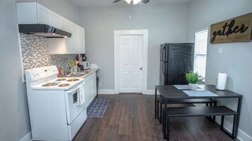 Departamento (1 Bedroom) | Cocina privada | Microondas, horno y comedor