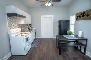 Apartment (1 Bedroom) | Private kitchen | Microwave, oven, dining tables - Classic 1br/1ba Charming Apt w/ Modern Upgrades (San Antonio)