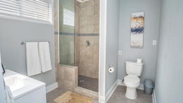 Apartment (1 Bedroom) | Bathroom | Shower, rainfall showerhead, towels, soap
