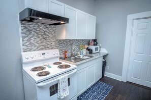 Appartement (1 Bedroom) | Cuisine privée | Micro-ondes, four, tables à manger