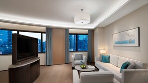 ห้องลักซ์ชัวรี่สวีท | บริเวณนั่งเล่น | ทีวีจอแบน